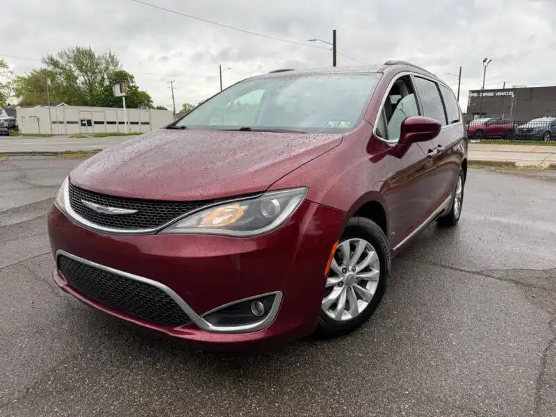 2017 Chrysler Pacifica Touring-L's photo
