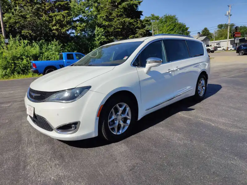 2019 Chrysler Pacifica Limited's photo
