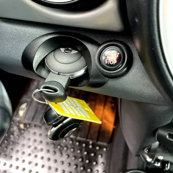 2011 MINI Cooper Base photo 3