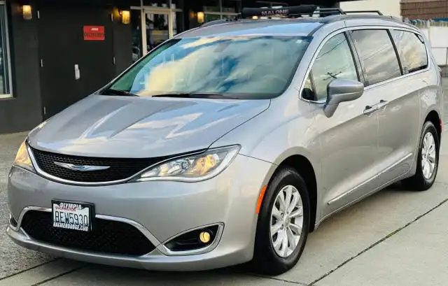 2017 Chrysler Pacifica Touring-L's photo