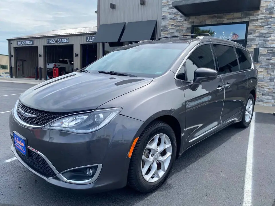 2018 Chrysler Pacifica Touring L photo 3
