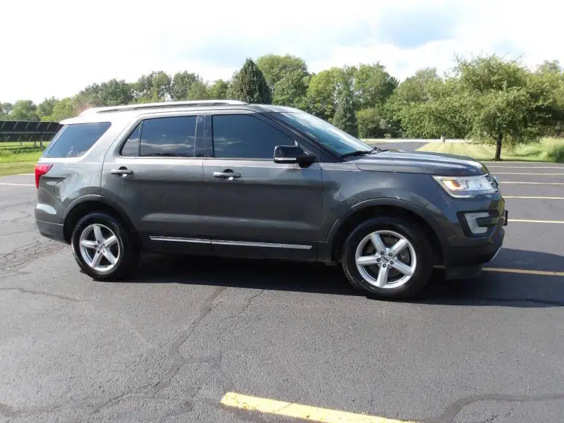 2017 Ford Explorer XLT 4WD photo 1