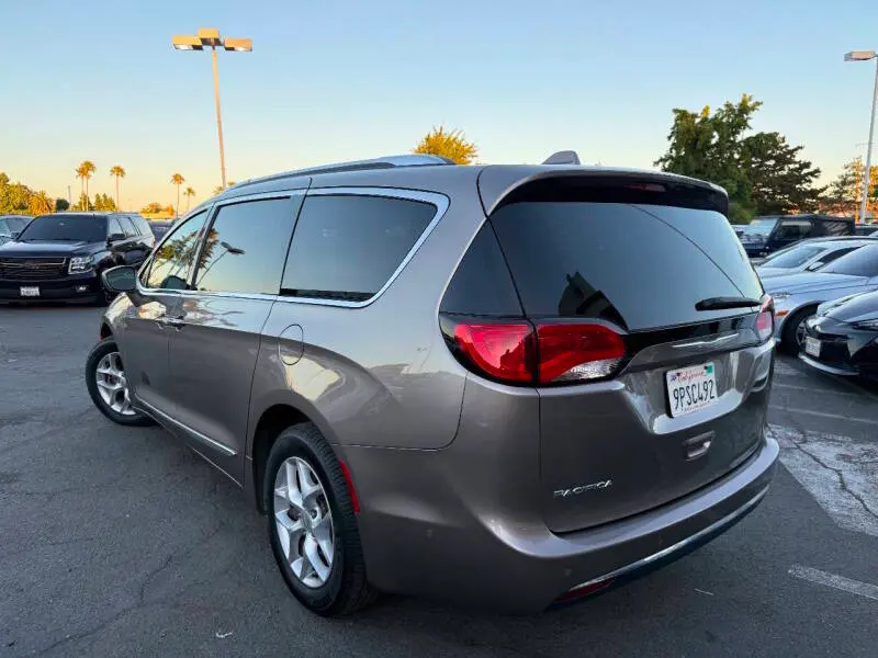 2017 Chrysler Pacifica Touring-L Plus photo 5