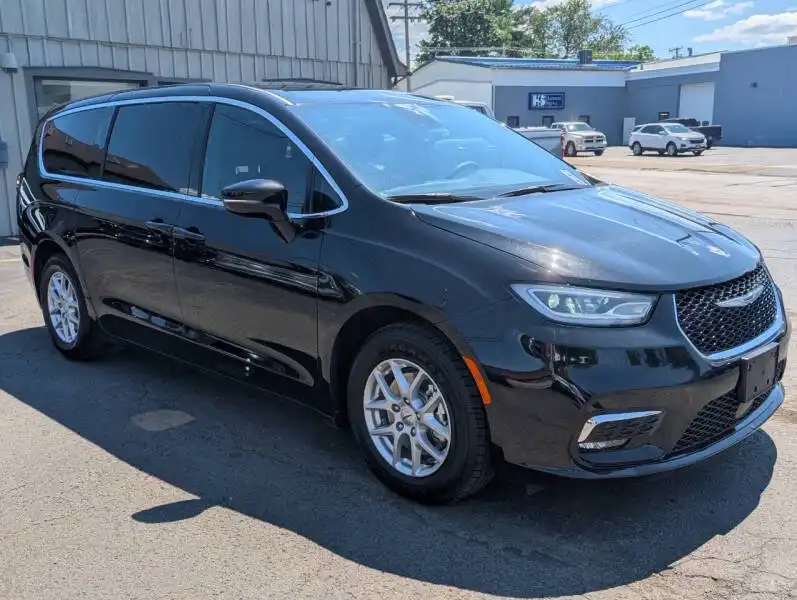 2025 Chrysler Pacifica Select's photo