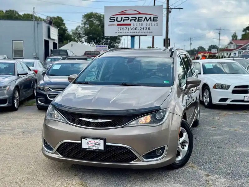 2017 Chrysler Pacifica Touring-L Plus's photo