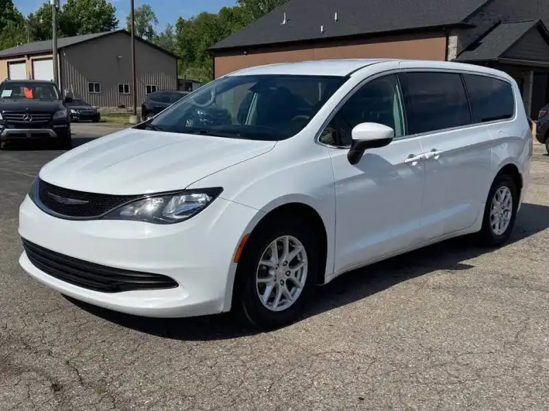 2017 Chrysler Pacifica Touring's photo