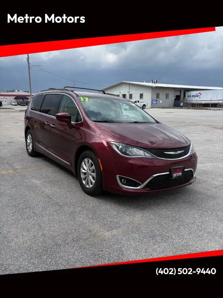 2017 Chrysler Pacifica Touring-L's photo