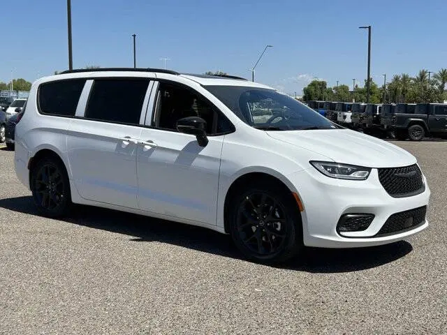 2026 Chrysler Pacifica Select photo 5