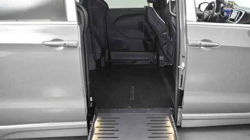 2025 Chrysler Pacifica Select photo 4