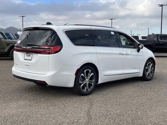 2026 Chrysler Pacifica Pinnacle photo 5