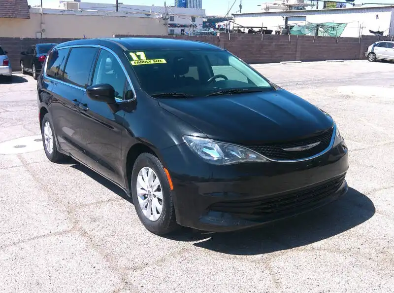 2017 Chrysler Pacifica Touring's photo