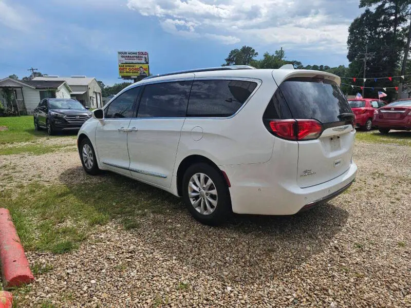2017 Chrysler Pacifica Touring-L Plus photo 5