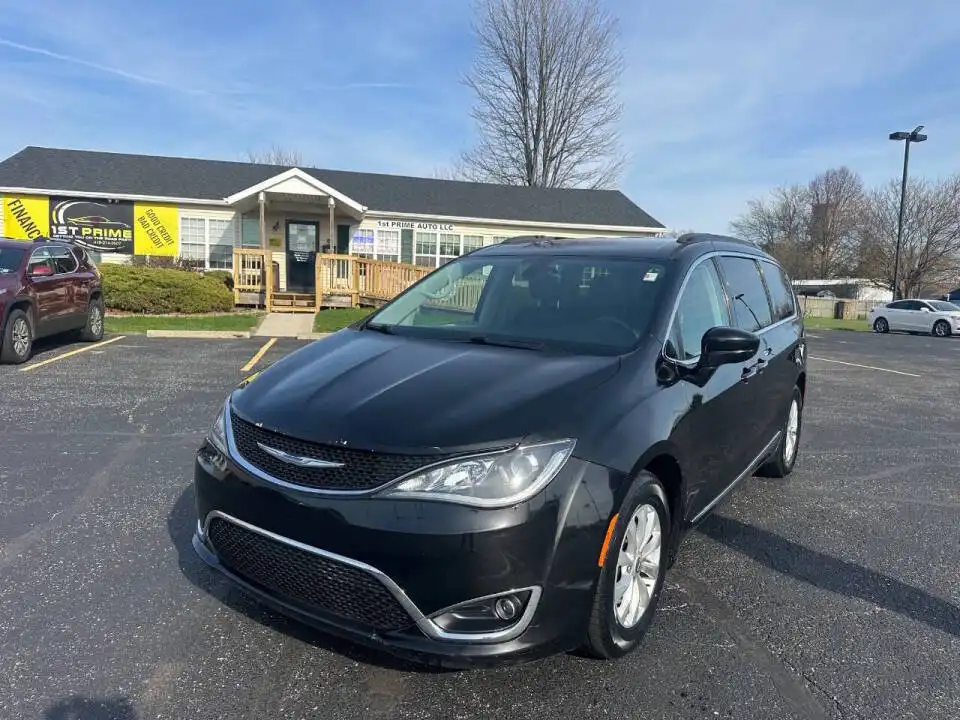 2017 Chrysler Pacifica Touring-L's photo