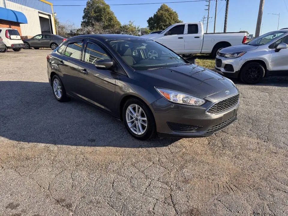 2017 Ford Focus SE Sedan photo 3
