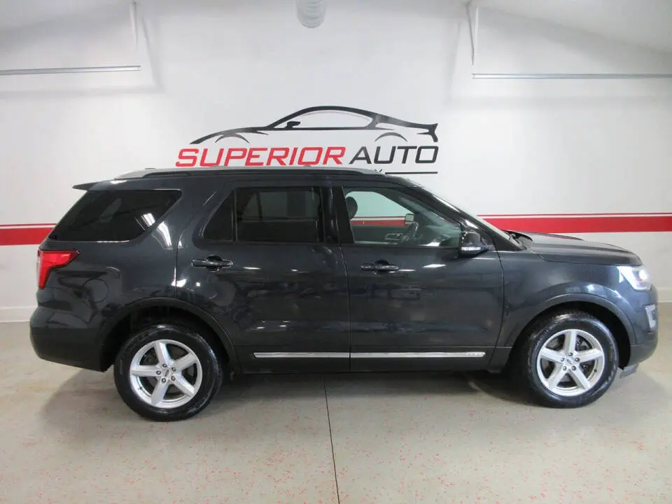 2017 Ford Explorer XLT 4WD photo 5