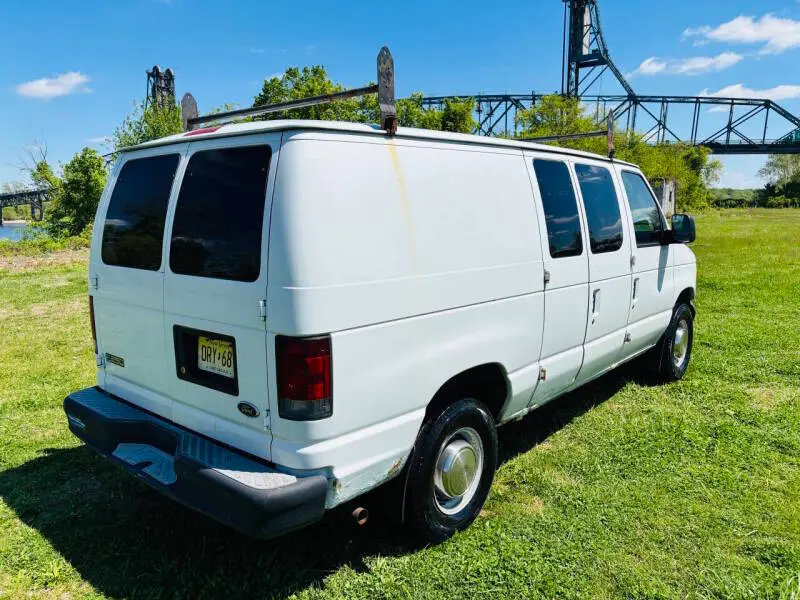 2003 Ford E-Series E-250 Van photo 4