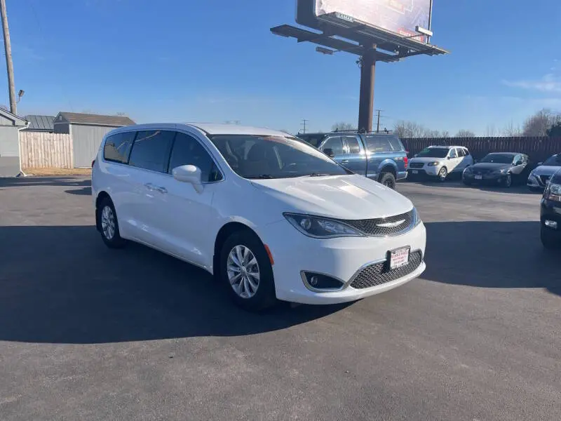 2018 Chrysler Pacifica Touring Plus photo 3