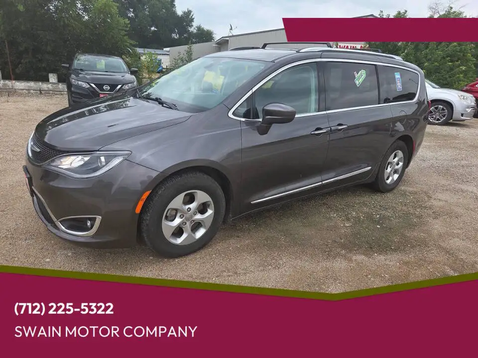 2017 Chrysler Pacifica Touring L Plus photo 1