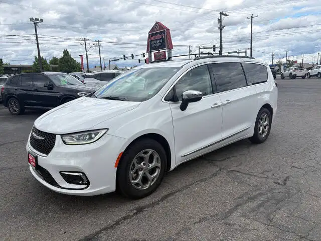 2023 Chrysler Pacifica Limited photo 1