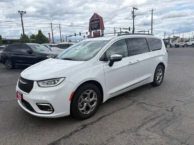 2023 Chrysler Pacifica Limited's photo