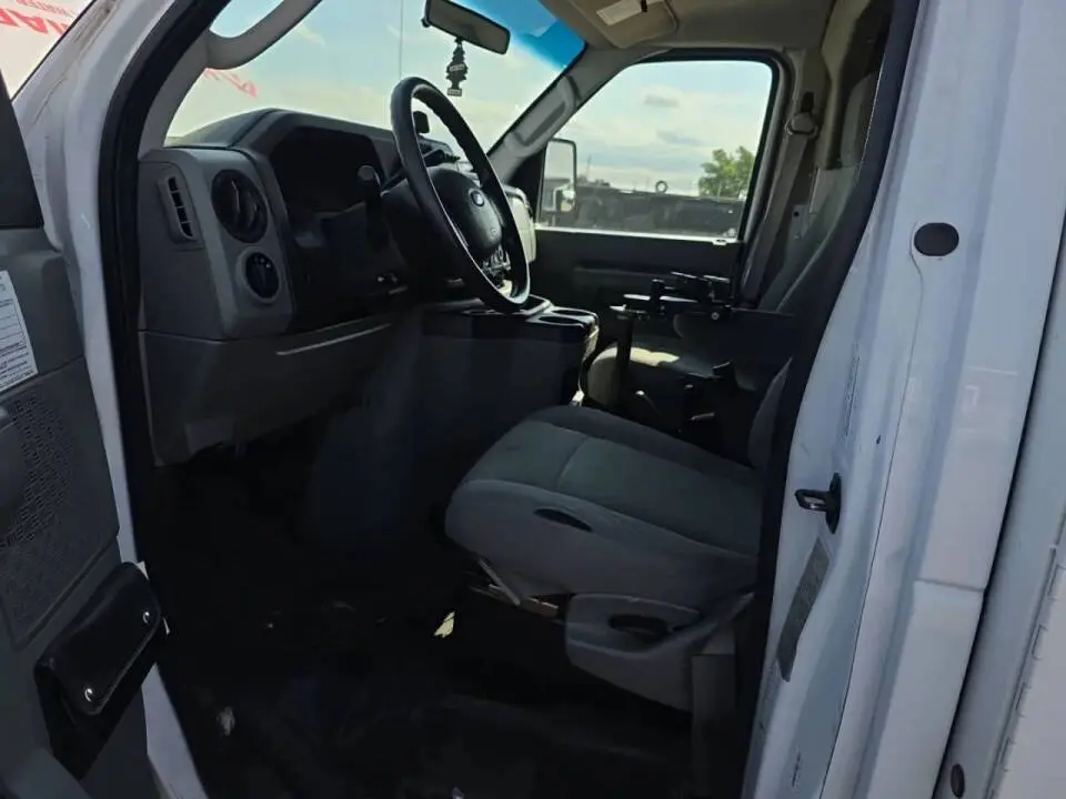 2017 Ford E-Series SRW E-350 Super Duty 138 in WB photo 5