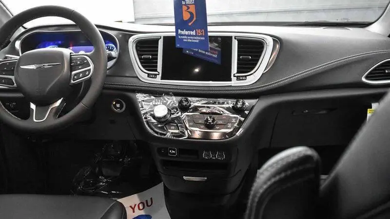 2025 Chrysler Pacifica Select photo 5