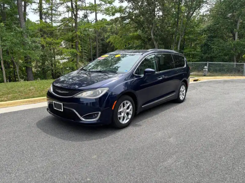 2017 Chrysler Pacifica Touring-L's photo