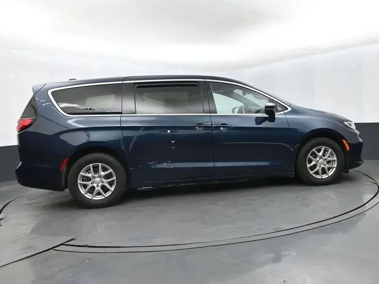 2025 Chrysler Pacifica Select photo 4