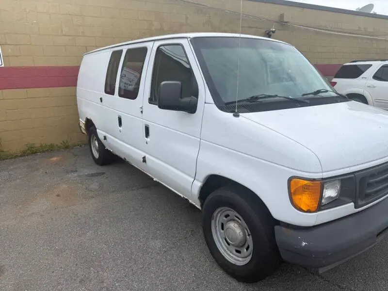 2004 Ford E-Series E-150 Van photo 4