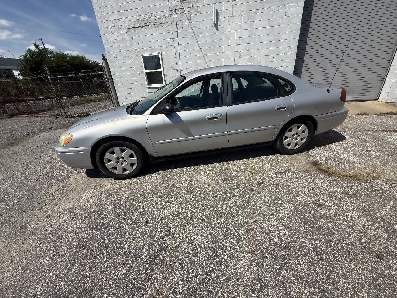 2005 Ford Taurus SE's photo