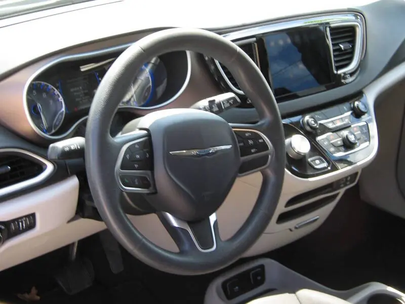 2017 Chrysler Pacifica Touring photo 4