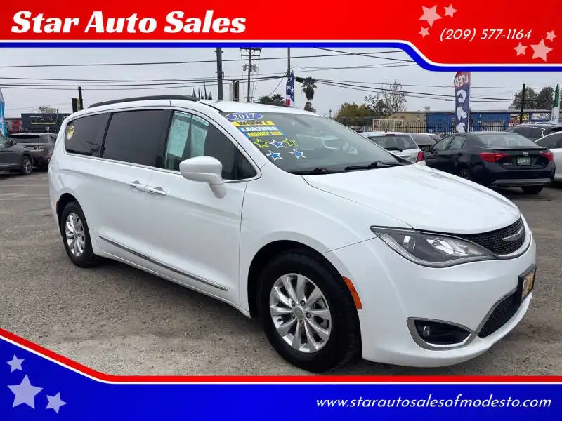 2017 Chrysler Pacifica Touring-L's photo