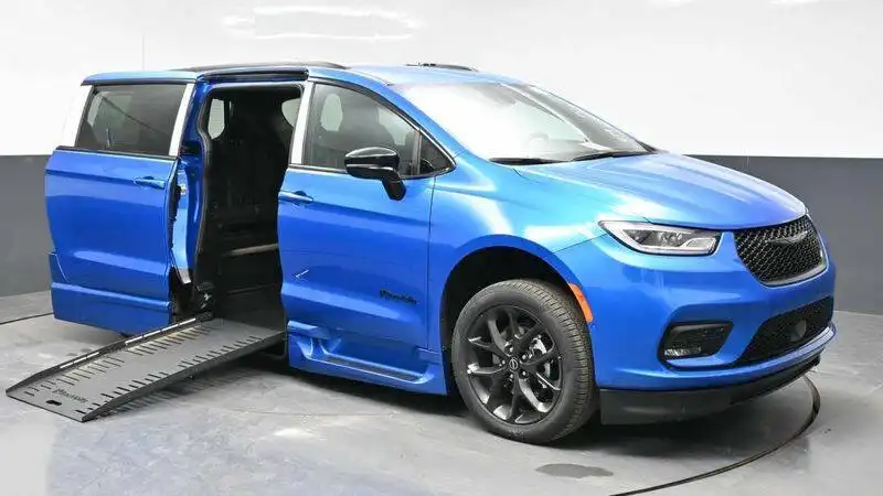 2026 Chrysler Pacifica Select's photo