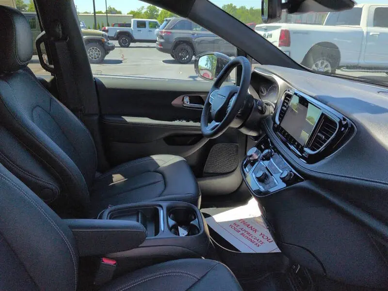 2027 Chrysler Pacifica Select photo 3