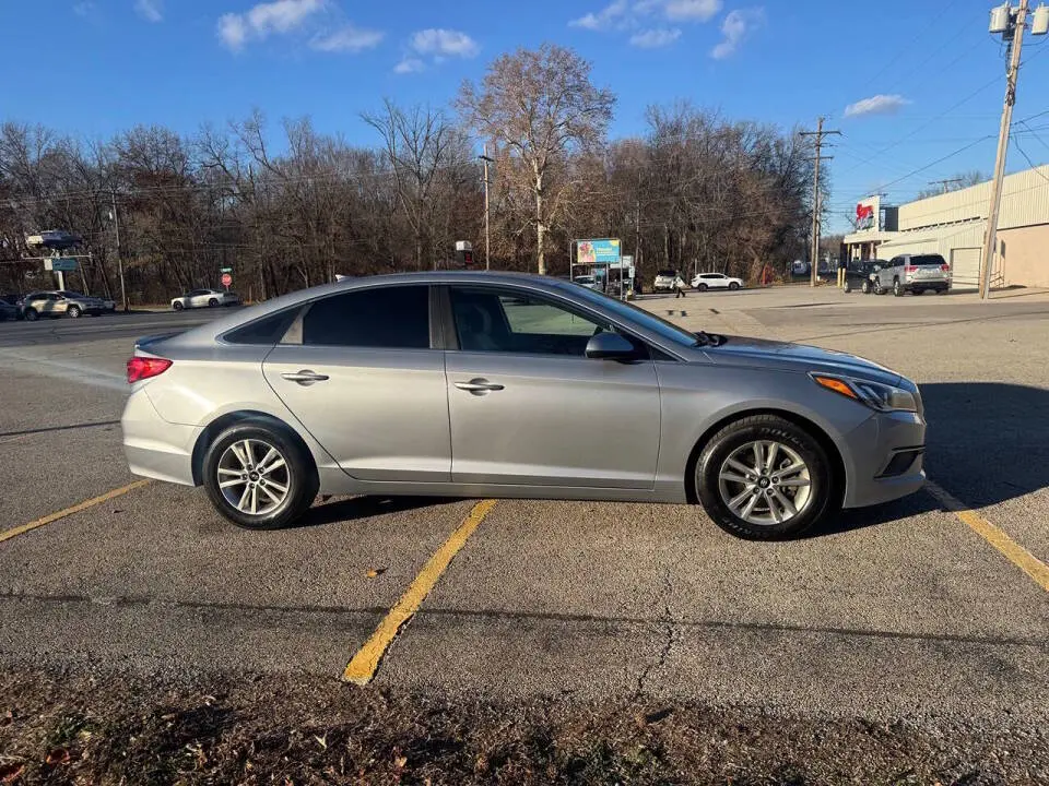 2017 Hyundai Sonata Base photo 3