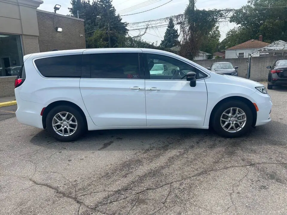 2025 Chrysler Pacifica Select photo 4