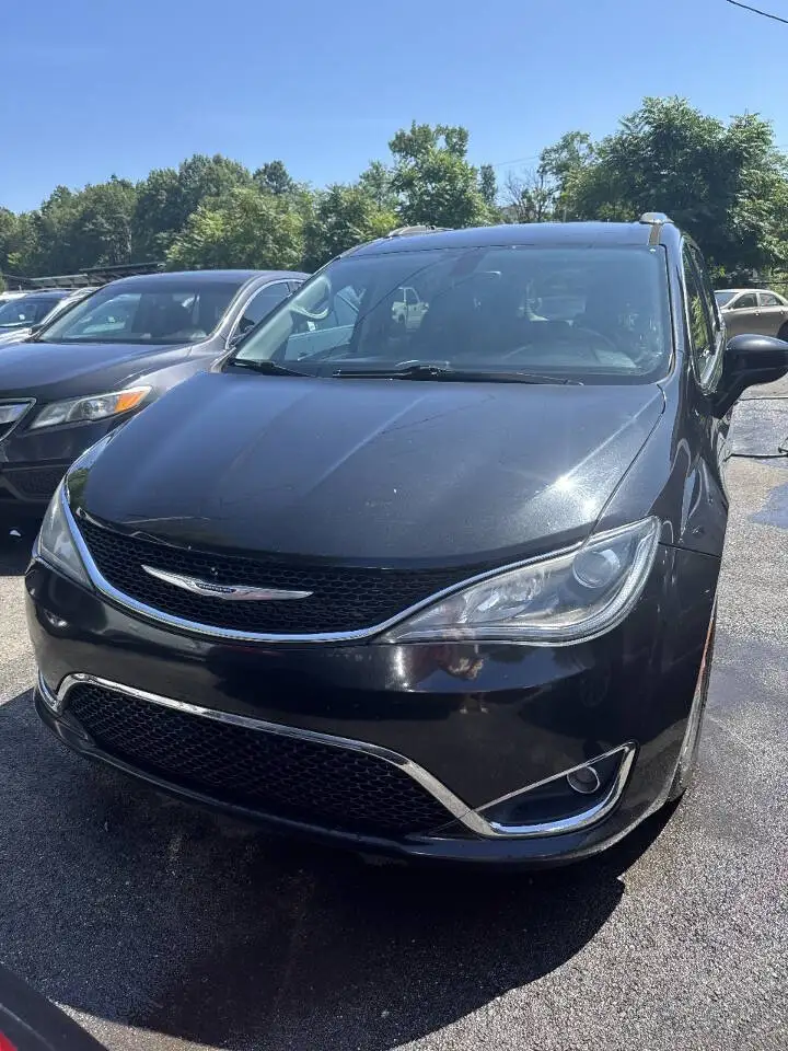 2019 Chrysler Pacifica Touring L photo 1