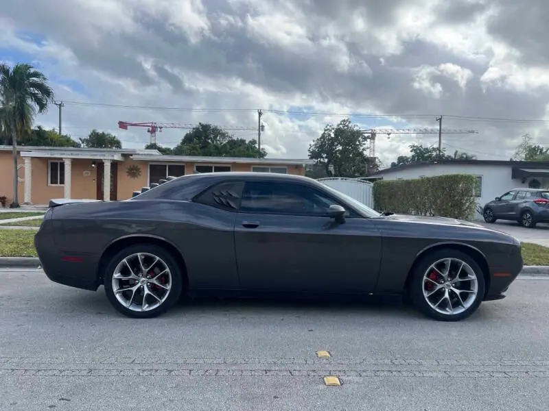 2017 Dodge Challenger SXT photo 3