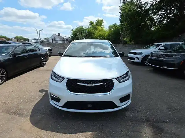 2026 Chrysler Pacifica Select's photo