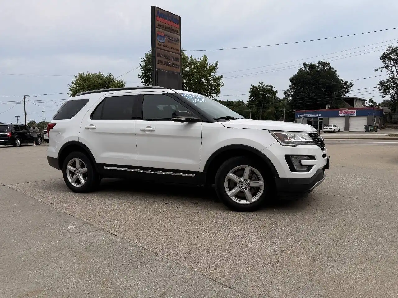 2017 Ford Explorer XLT 4WD's photo