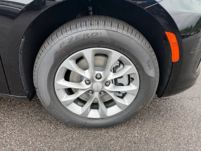 2027 Chrysler Pacifica Select AWD photo 5