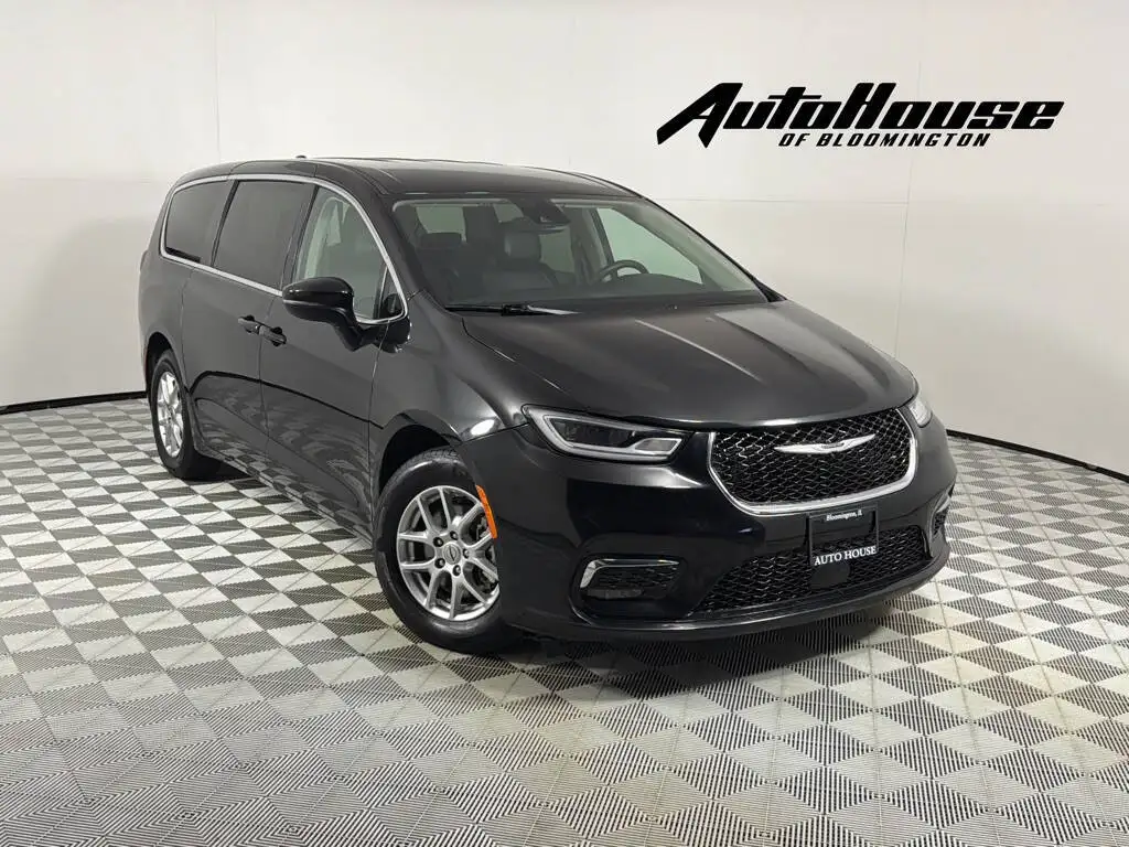 2023 Chrysler Pacifica Touring L's photo