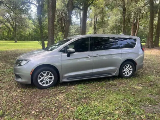 2017 Chrysler Pacifica Touring photo 1