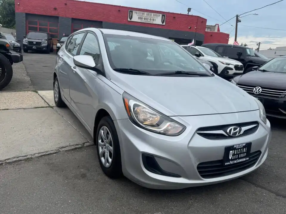 2012 Hyundai Accent GS 5-Door 6-Speed Automatic's photo