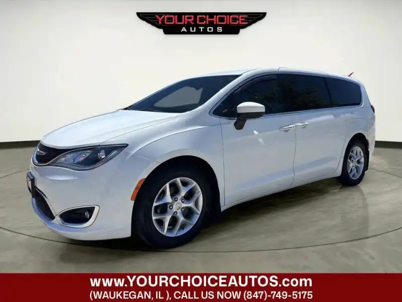 2017 Chrysler Pacifica Touring Plus's photo