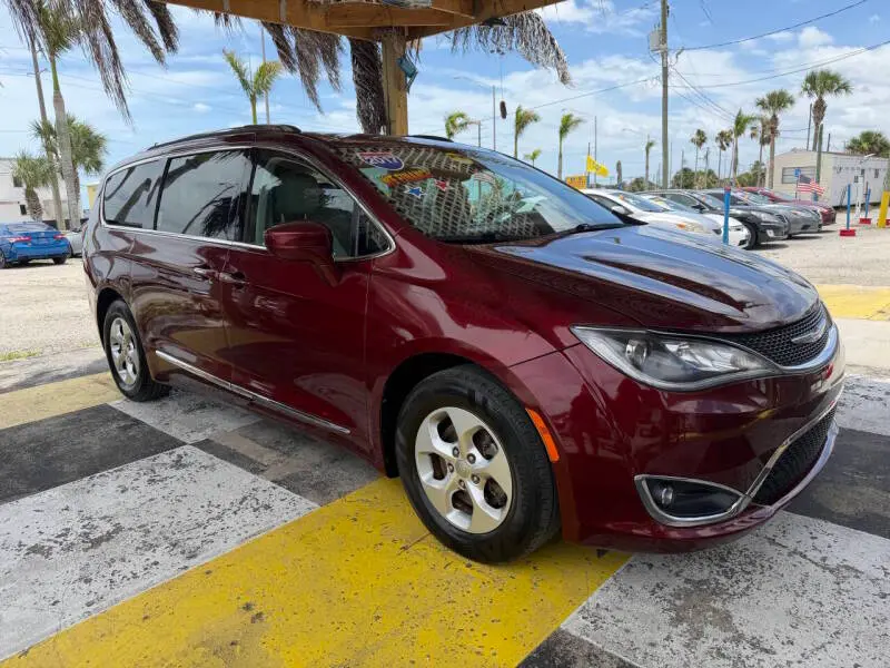 2017 Chrysler Pacifica Touring-L Plus photo 3