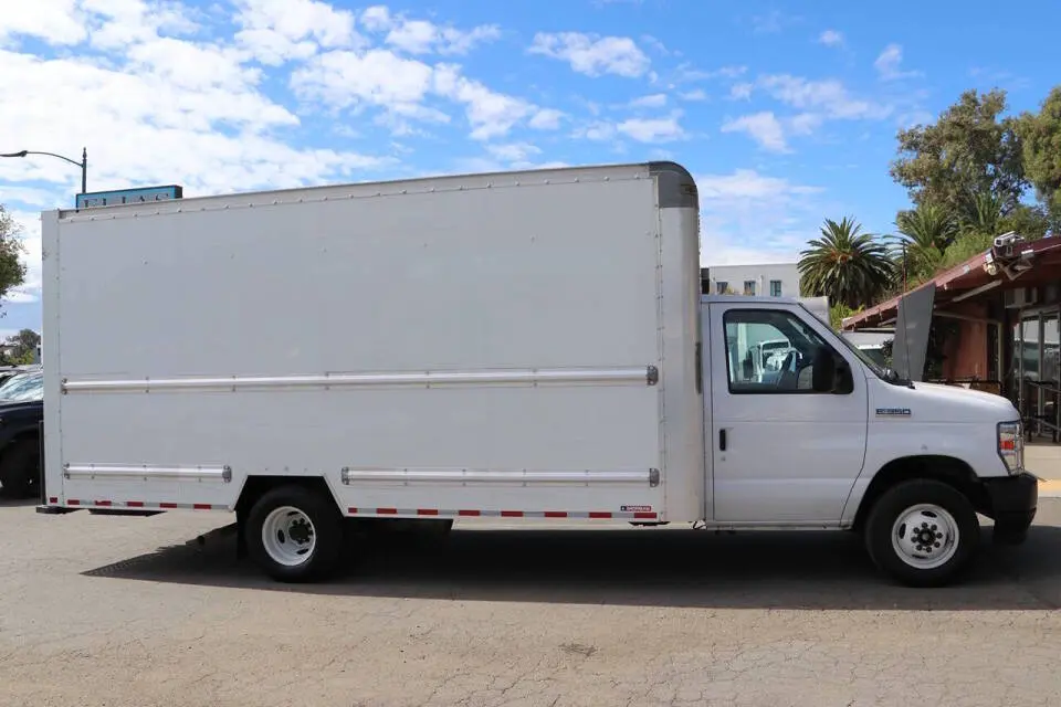 2022 Ford E-Series SRW E-350 Super Duty 138 in WB photo 4