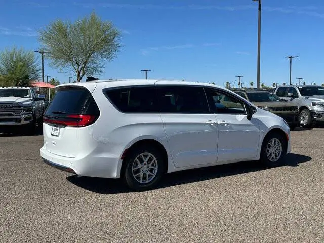 2027 Chrysler Pacifica Select photo 4