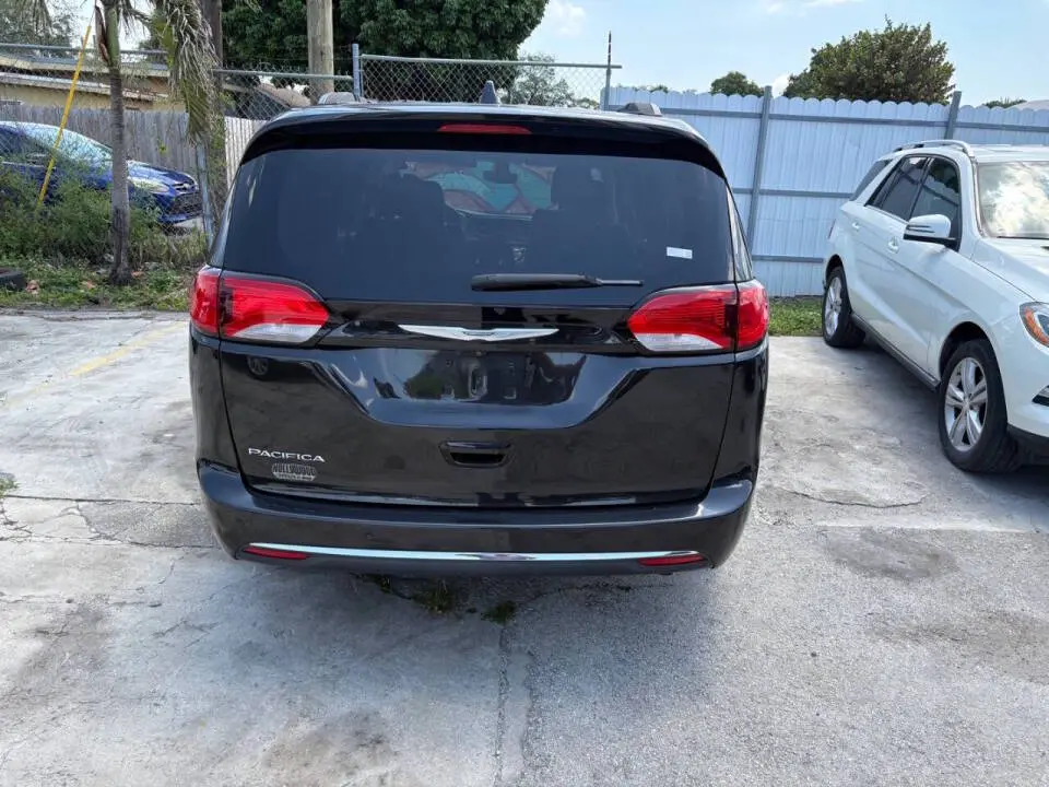 2017 Chrysler Pacifica Touring L photo 4