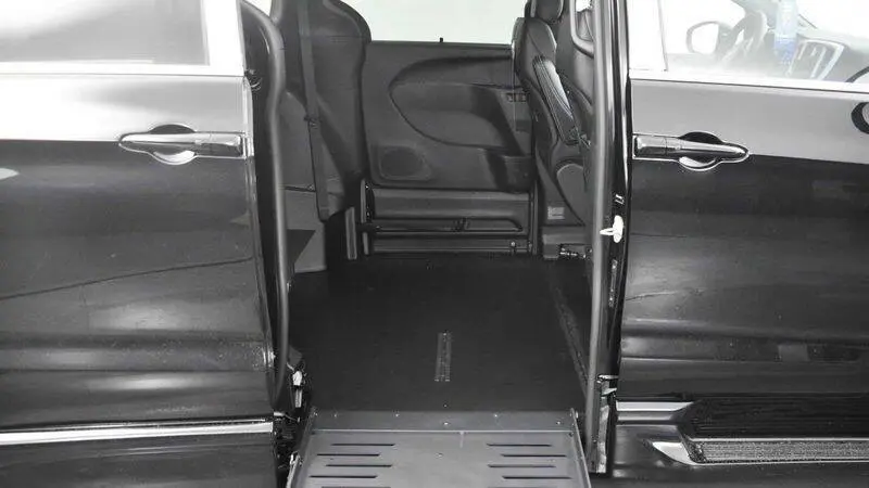 2025 Chrysler Pacifica Select photo 5